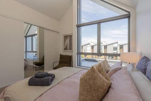 1 dormitorio con cama y ventana grande en Inner City Luxury With Free Parking en Christchurch
