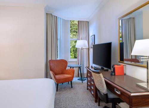 um quarto de hotel com uma cama e uma secretária com um computador em Delta Hotels by Marriott Preston em Preston