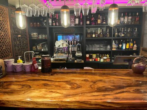El salón o zona de bar de 北京悦明元星空白塔景观四合院民宿