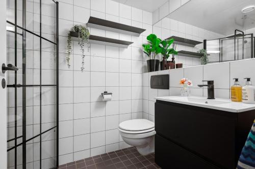 uma casa de banho com um WC e um lavatório em Nydelig leilighet med privat terrasse mot bakgård em Oslo