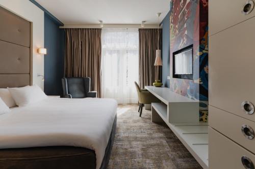a hotel room with a bed and a desk at Hotel JL No76 in Amsterdam