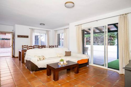 - un salon avec un lit et une table dans l'établissement Holiday Home Valencia, à Riba-roja de Túria