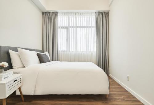 Ένα ή περισσότερα κρεβάτια σε δωμάτιο στο RichLane Residences