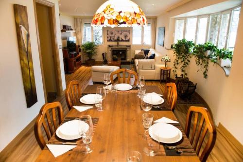 a dining room with a long table and chairs at Chalet de 6 habitaciones en la Sierra de Madrid El Olivo de Miraflores in Miraflores de la Sierra