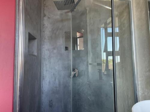 W łazience znajduje się prysznic ze szklanymi drzwiami. w obiekcie Eagle Wings Accomodation w mieście Margate