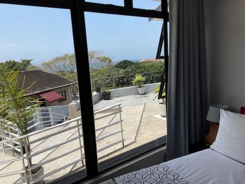 sypialnia z łóżkiem i widokiem na balkon w obiekcie Eagle Wings Accomodation w mieście Margate