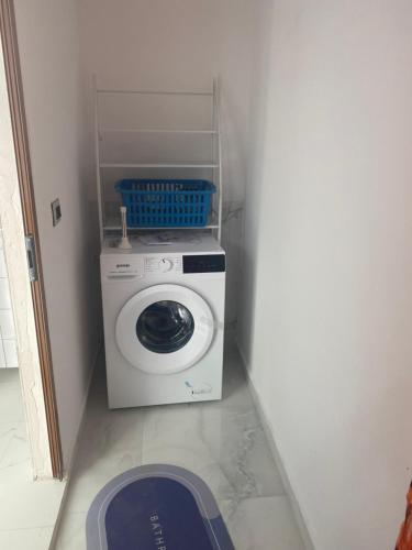 uma máquina de lavar e secar roupa num canto de um quarto em Orest guest house em Golem
