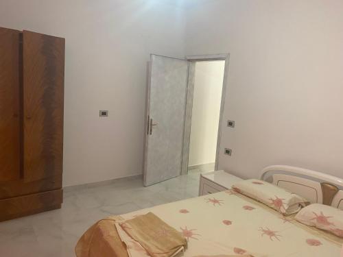 een slaapkamer met een bed, een kast en een spiegel bij Orest guest house in Golem