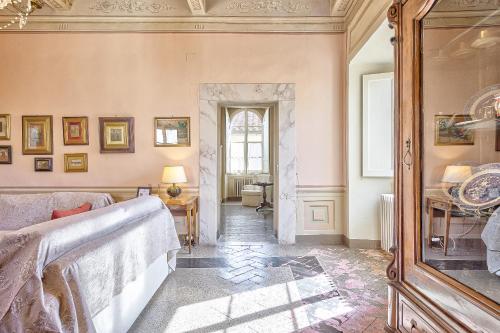 un salon avec un canapé et un miroir dans l'établissement Casa Nobile - Together in Tuscany, à Cortone