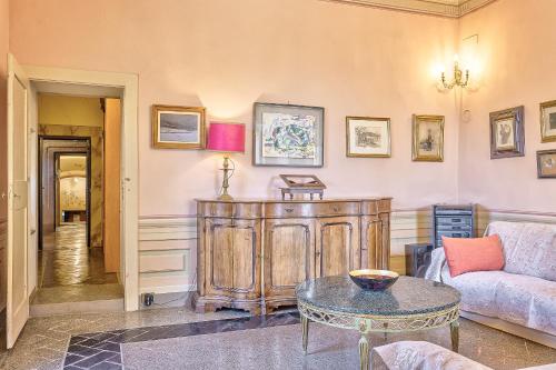 un salon avec un canapé et une table dans l'établissement Casa Nobile - Together in Tuscany, à Cortone