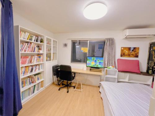 a bedroom with a bed and a desk with a computer at JINGHOUSE高砂（無料駐車場）一戸建て 上野/浅草/银座/天空树 in Tokyo