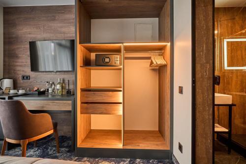 a room with a closet and a desk at Fomich Residence in Bukovel