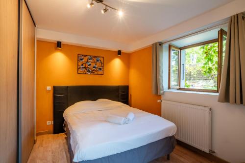 um pequeno quarto com uma cama e uma janela em Cabana & Small Cozy Place - Proche du Lac em Veyrier-du-Lac