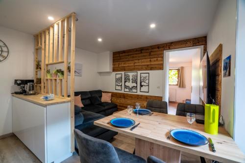 uma sala de jantar e sala de estar com mesa e cadeiras em Cabana & Small Cozy Place - Proche du Lac em Veyrier-du-Lac
