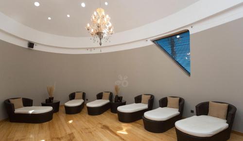 a waiting room with four chairs and a chandelier at Kuum Hotel & Spa in Golturkbuku