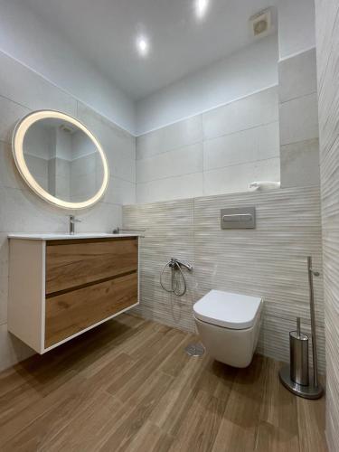 タサコルテにあるEdificio Oriòn, Apartamento E11のバスルーム(トイレ、洗面台、鏡付)