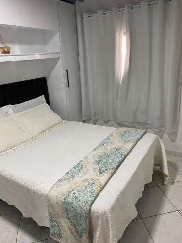 1 dormitorio con cama y ventana en Host dos Anjos, en Arraial do Cabo