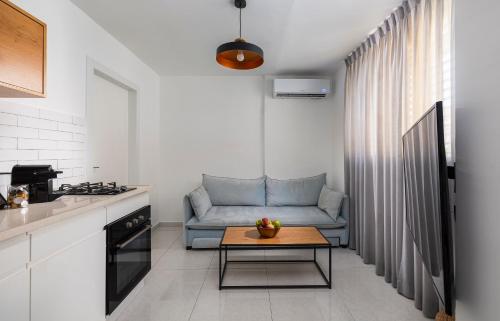 uma cozinha com um sofá e uma mesa numa cozinha em Central and beautiful - MORE apartments em Bersebá