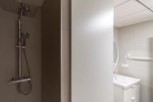 Et badeværelse på Modern beach apartment Muchavista