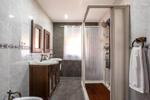 La salle de bains est pourvue d'un lavabo et d'une douche. dans l'établissement Villa Torres Motril, à Motril