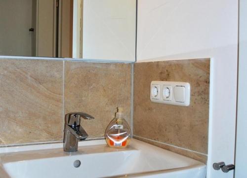 um lavatório de casa de banho com um dispensador de sabão em Haus Santalla Whg. Unterdeck em Cuxhaven