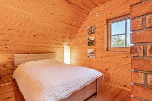 Log Cabin Chalets with Private Saunaにあるベッド