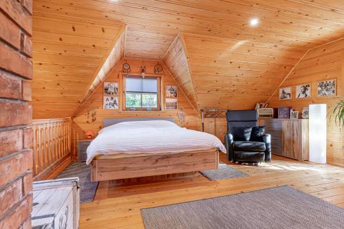 Postelja oz. postelje v sobi nastanitve Log Cabin Forest Fairy and Log Cabin Native - Happy Rentals