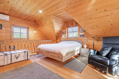 Log Cabin Chalets with Private Saunaにあるベッド