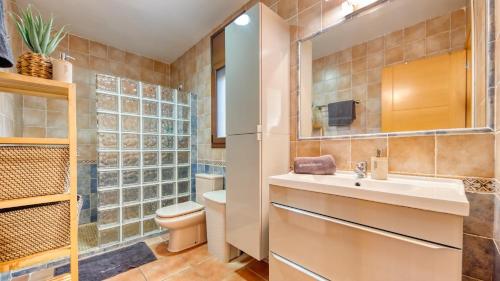 bagno con lavandino e servizi igienici di Costacabana - Villa Verger a Vidreres