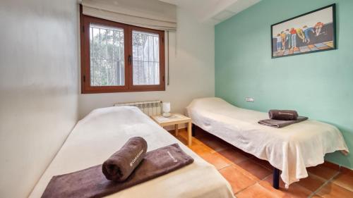 una camera con due letti e una finestra di Costacabana - Villa Verger a Vidreres