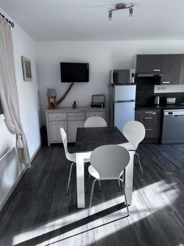 Dapur atau dapur kecil di Gîte La vue étoilée