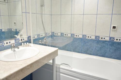 ein Badezimmer mit einem Waschbecken und einer Badewanne in der Unterkunft Aphrodite Hotel in Goldstrand