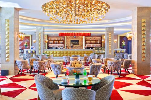 a lobby with a large chandelier and a waiting room at Pickalbatros Aqua Park Sharm El Sheikh in Sharm El Sheikh