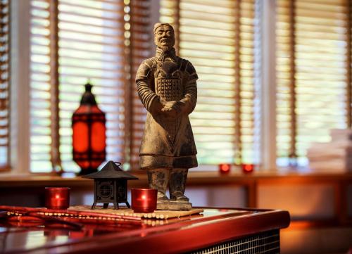 a statue of a man standing on top of a table at Parkhotel Bremen – ein Mitglied der Hommage Luxury Hotels Collection in Bremen