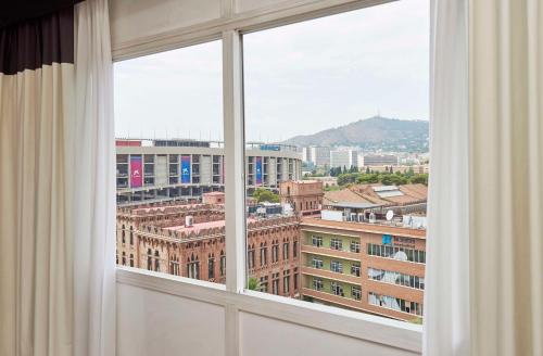 ventana con vistas a la ciudad en NH Barcelona Stadium en Barcelona