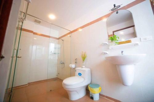 a bathroom with a toilet and a sink and a shower at Chào Hotel Mũi Né in Mui Ne