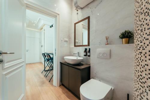 贝尔格莱德Biarritz Luxury Apartments的带水槽和马桶的白色浴室