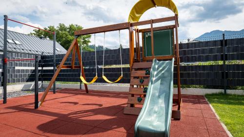 einen Kinderspielplatz mit Rutsche und Rutsche in der Unterkunft Porubáčik Liptov in Závažná Poruba