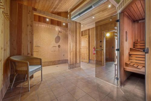La salle de bains est pourvue d'une douche et d'une chaise. dans l'établissement Urlaubsräume am Meer Urlaubsräume am Meer 1-3, à Fulgen