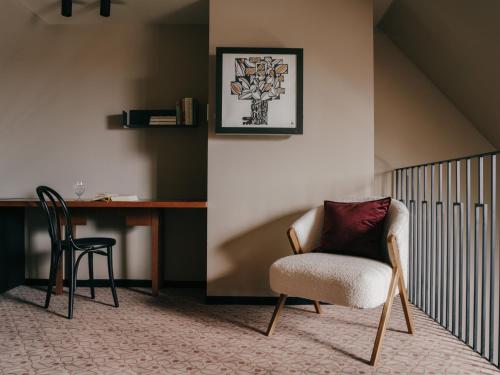 a living room with a chair and a desk at WELTWIEN Luxury Art Apartments & Free Parking in Vienna
