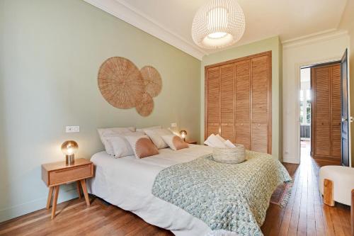 une chambre avec un grand lit et une table dans l'établissement Luxury Cocon, à Boulogne-Billancourt