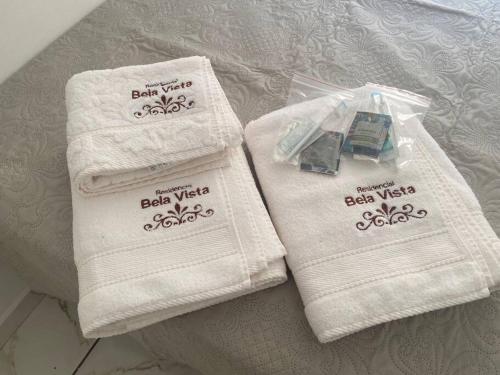ポルト・フェレイラにあるApto Bela Vista 02のベッドの上に座るタオル2枚