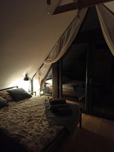 a bedroom with a bed in a tent at Między Olchami domek nad jeziorem. Noclegi całoroczne. Cisza, spokój. in Barczewo