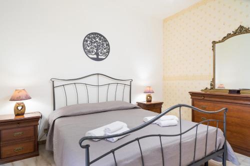 una camera con un letto e un grande specchio di Monti Rossi Home Holidays a Nicolosi