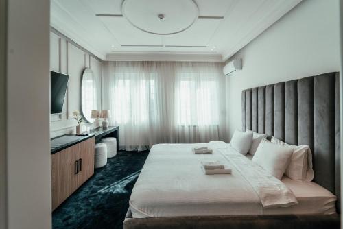 贝尔格莱德Biarritz Luxury Apartments的一间卧室配有一张大床和大床头板