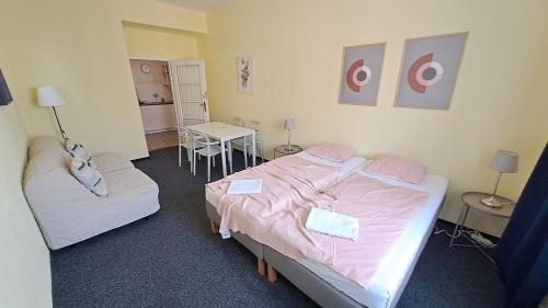 Bright apartment sleeps 8