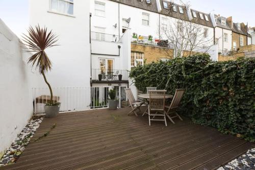 a patio with a table and chairs on a balcony at 2bed house in Vauxhall in London