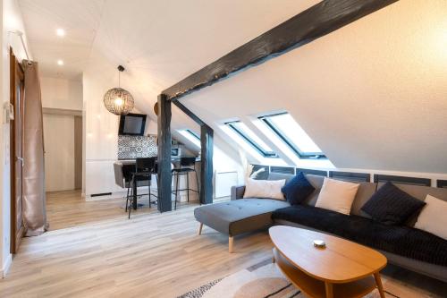 una sala de estar con un sofá y una mesa en Le cocon Thérèse, en Metz