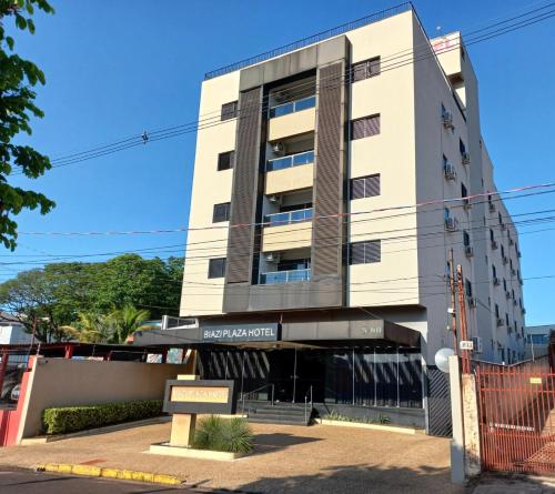 un bâtiment avec un panneau devant lui dans l'établissement Biazi Plaza Hotel, à Bauru