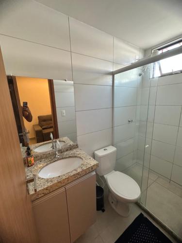 uma casa de banho com um WC, um lavatório e um chuveiro em Vila Atlantida em Luís Correia